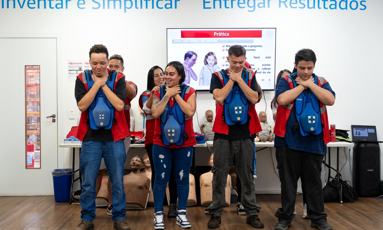 Alunos treinando manobra de desobstrução de vias aéreas