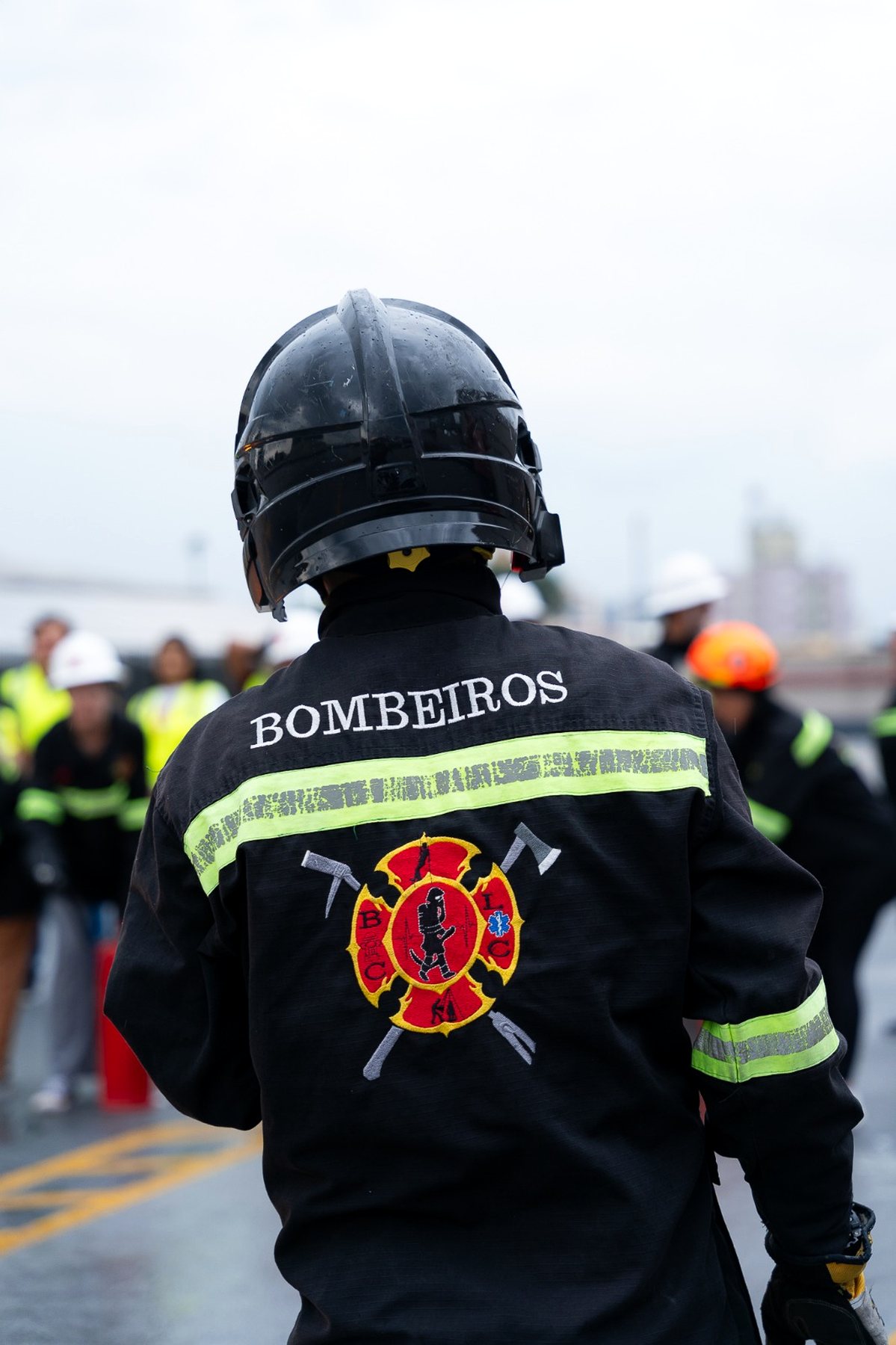 Uniforme de bombeiro civil com marca BLCC durante treinamento externo