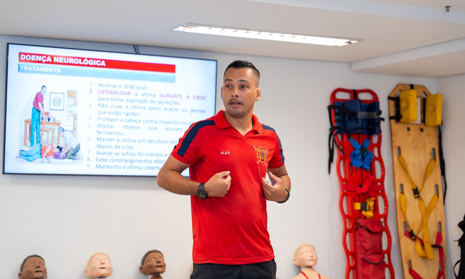 Instrutor da BLCC conduzindo treinamento de atendimento pré-hospitalar
